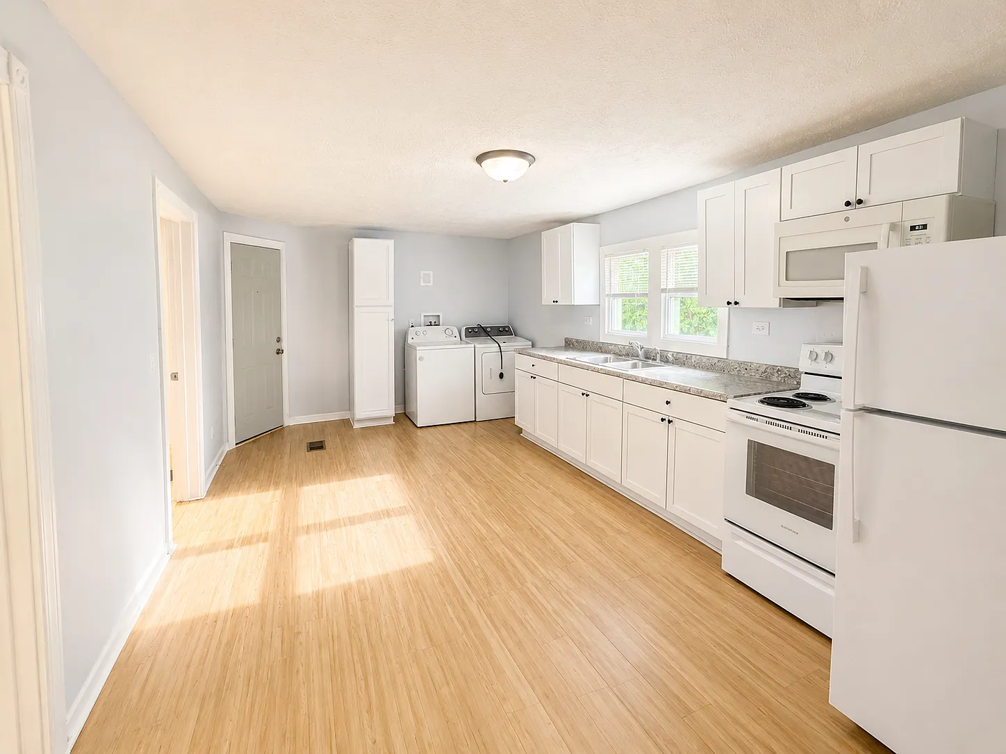 3 bed, 1100 sqft, $1,700 — Photo 2