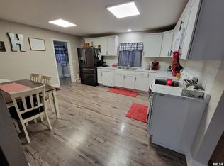 1015 N Locust St, Flora, IL 62839