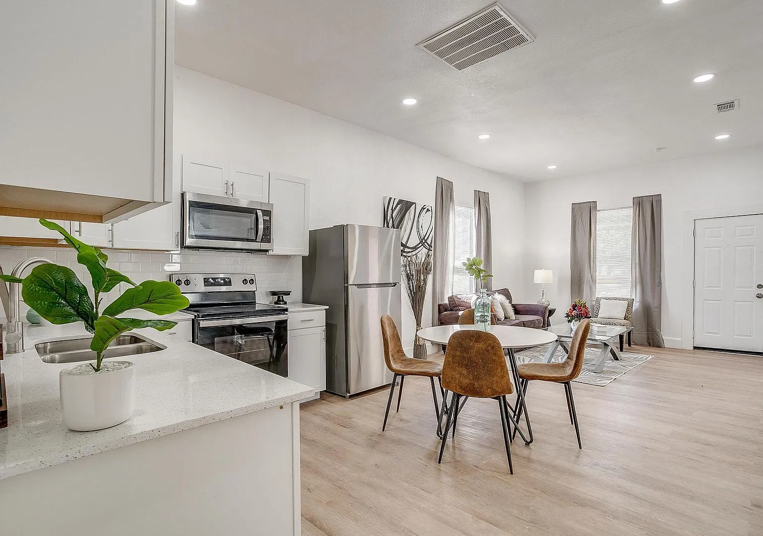 3 bed, 1.5 bath, 1030 sqft, $1,599 — Photo 2