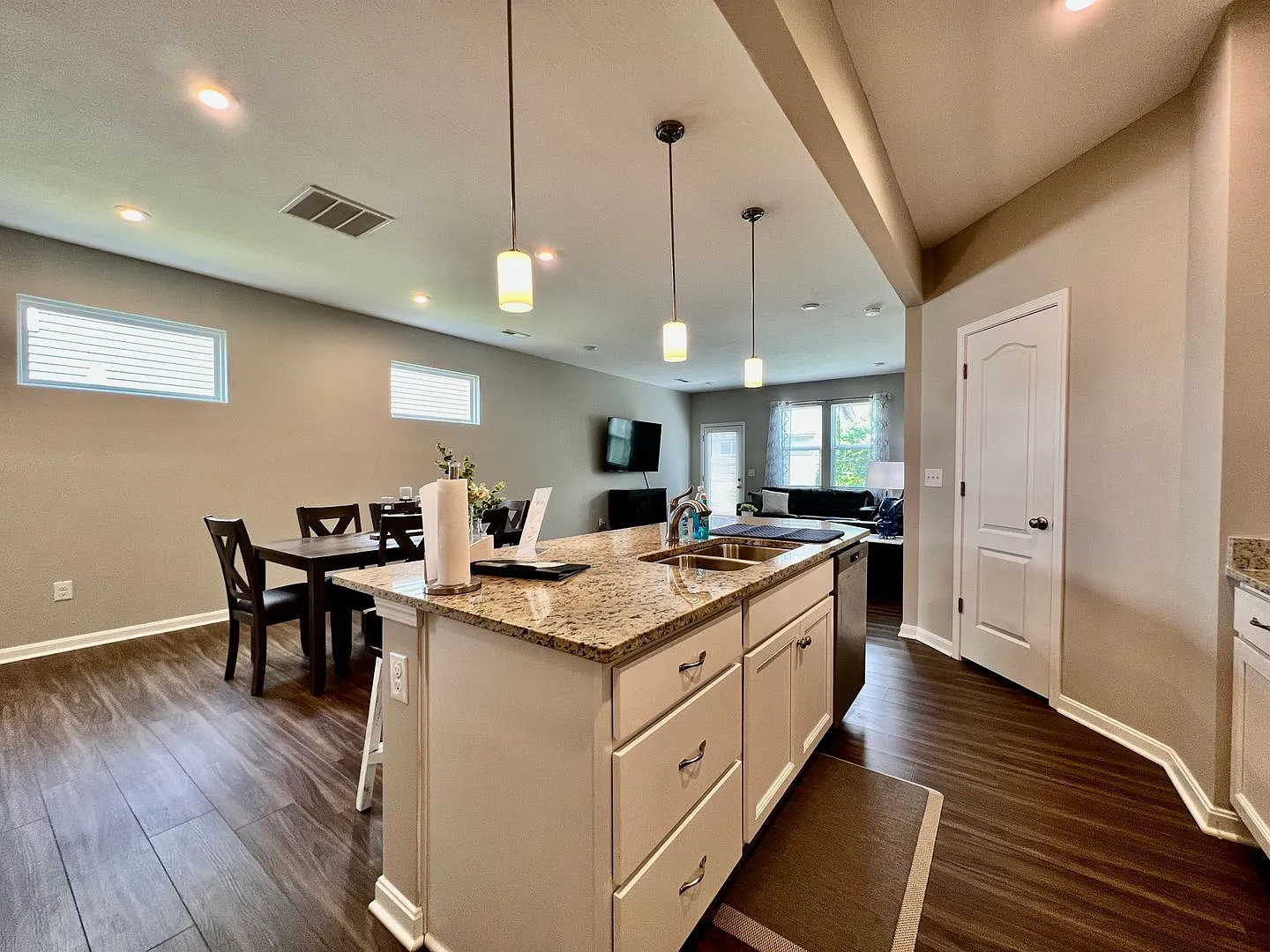 Fully Furnished Luxury Corporate Rental - Brand New Construciton — Photo 4