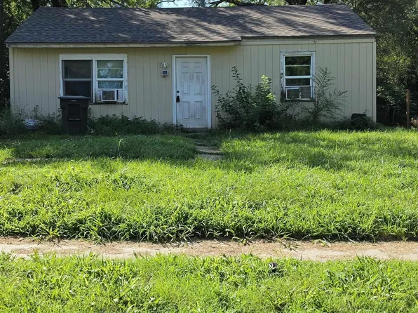 227 SE Pinecrest Dr, Topeka, KS 66605