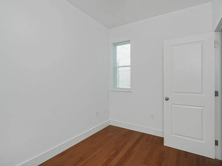 863 E Thompson St — Photo 7