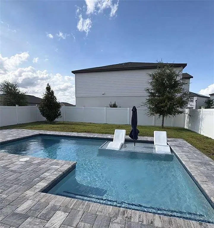 6 bed, 4.0 bath, 2804 sqft, $4,700 — Photo 2