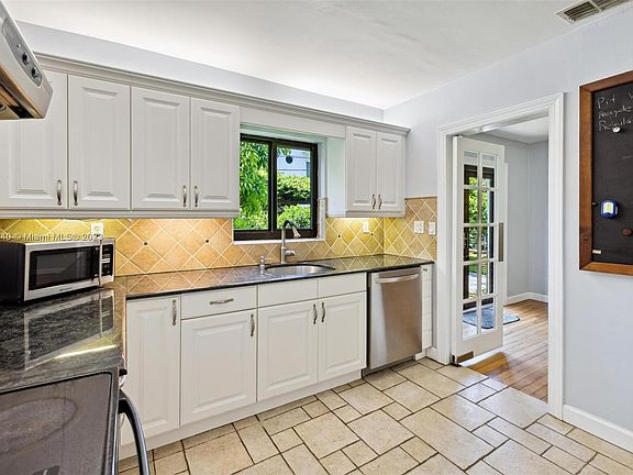 5th image of 431 Alminar Ave