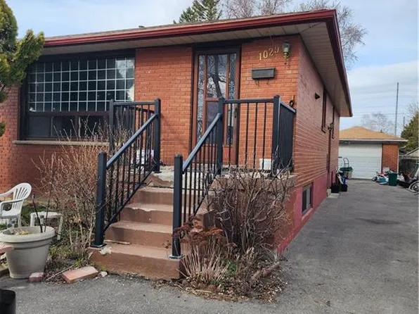 1029 Edgeleigh Ave, Mississauga, ON L5E 2E9