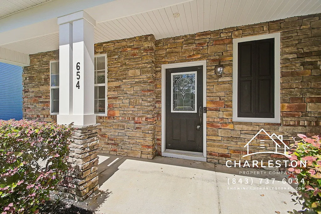 3 bed, 3.0 bath, 2800 sqft, $2,450 — Photo 2