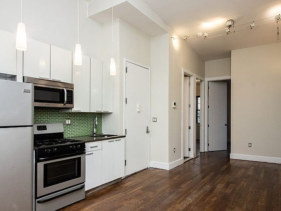 3rd image of 122 Jefferson St Floor 2