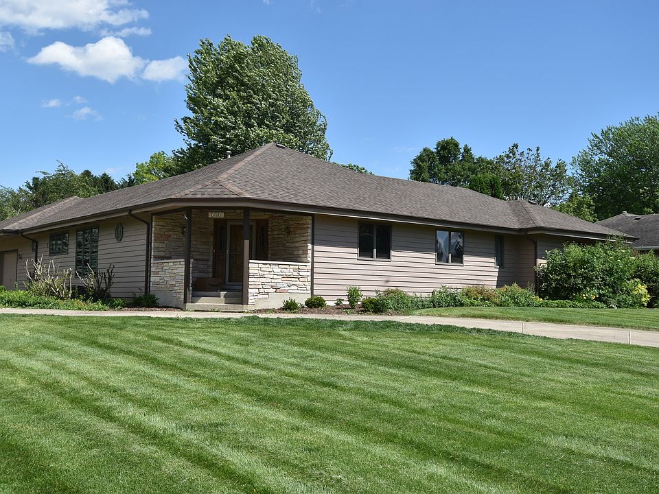 1st image of 340 Carriage Hill Ct