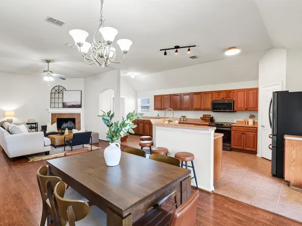 10525 N Haven Dr, Benbrook, TX 76126