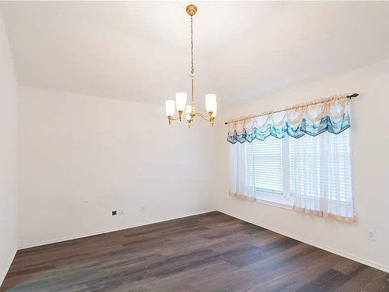 234 Silvercreek Dr — Photo 11