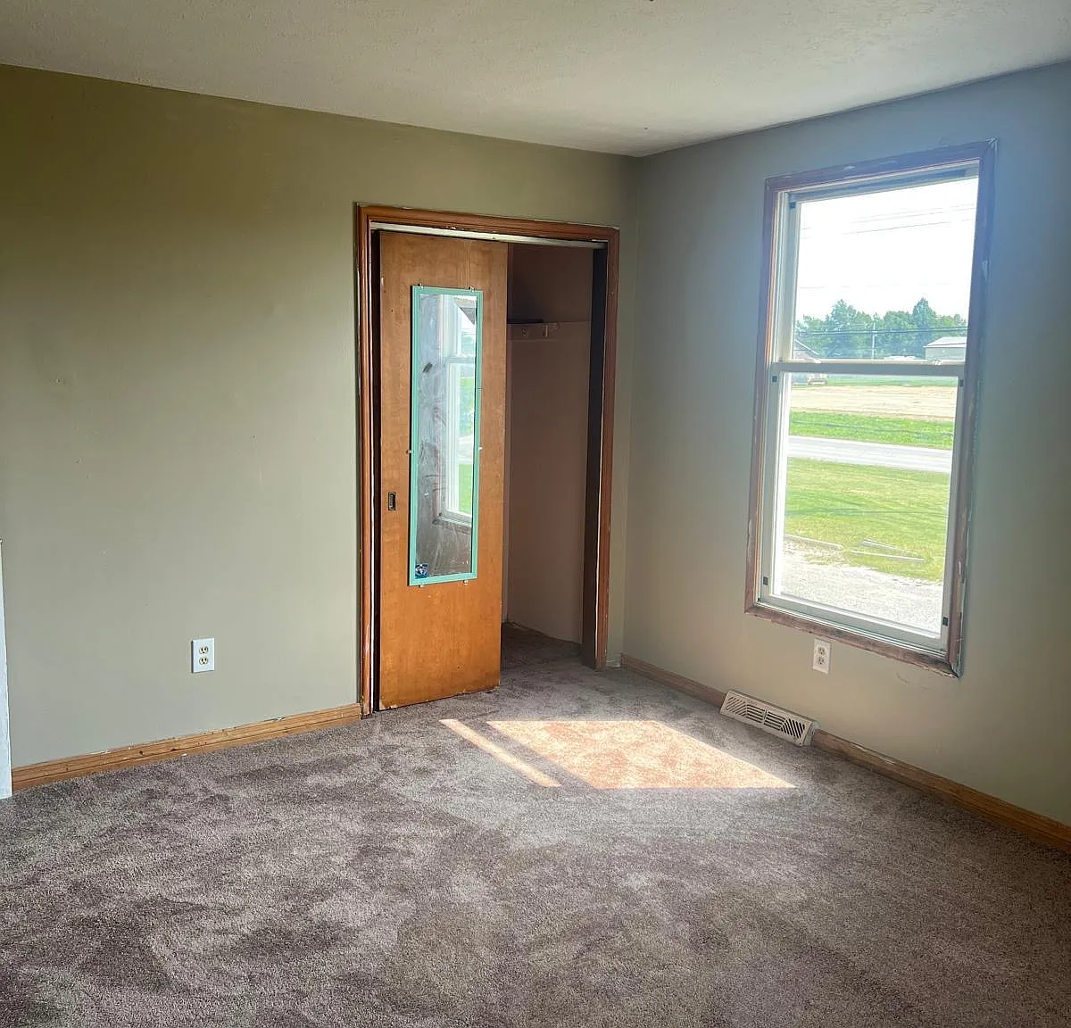 4 bed, 1.5 bath, 2400 sqft, $1,750 — Photo 4