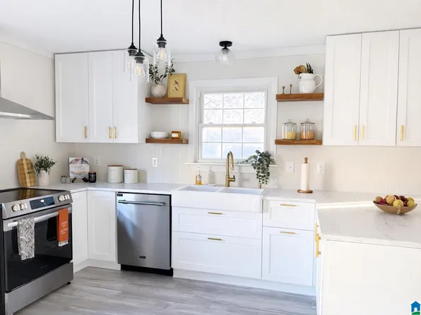 6766 Sunny Dell Dr, Bessemer, AL 35023