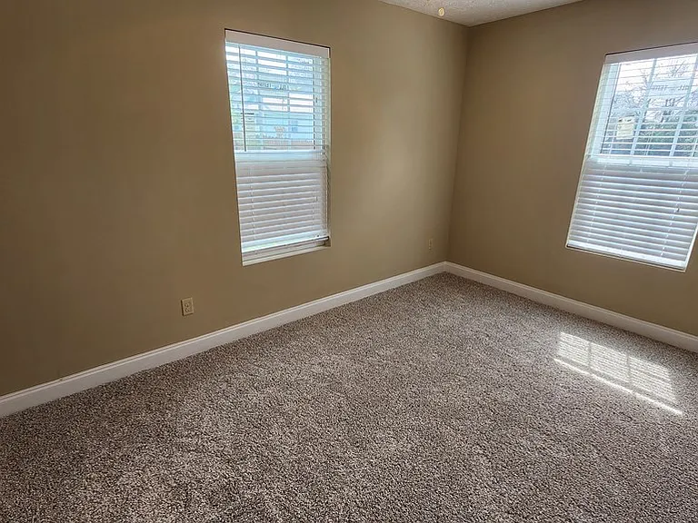 2702 N Railroad St — Photo 7