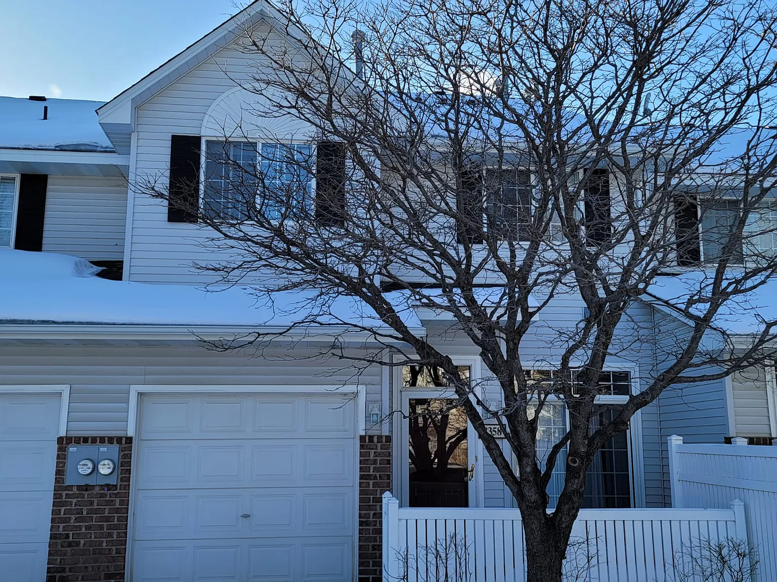 Cozy Townhome with Fireplace | 2BR in Eden Prairie — Photo 3