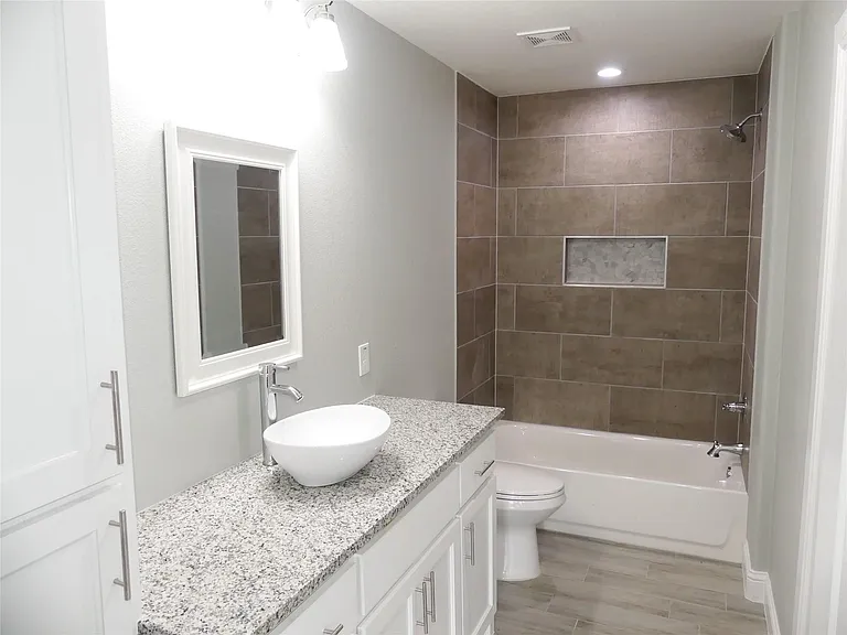 608 E College St #608 — Photo 8