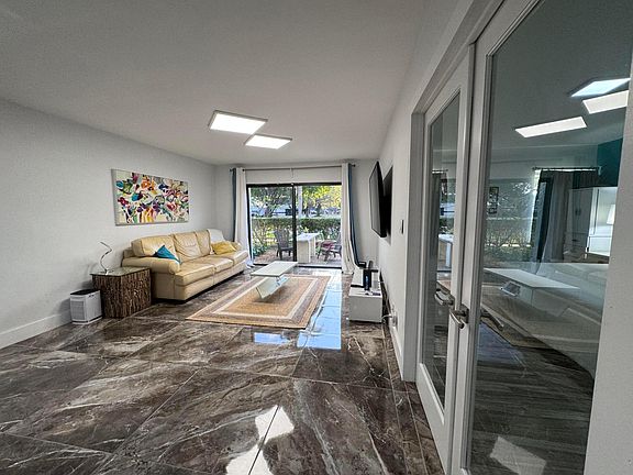5th image of 860 SE 6th Avenue #101