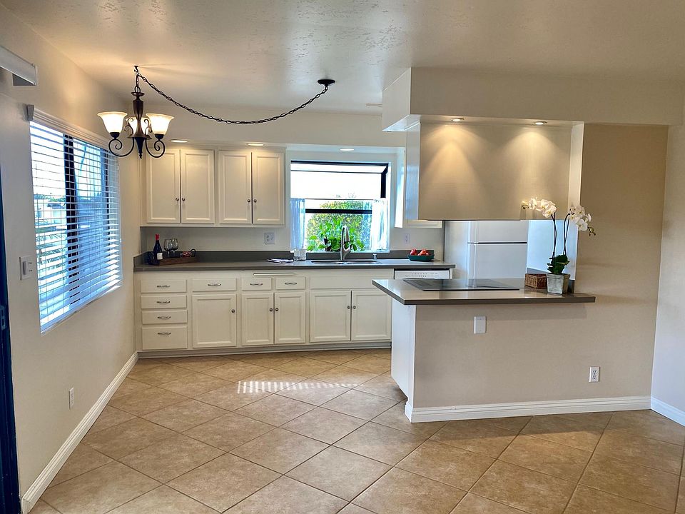Bright Kitchen with Quartz counters and all Appliances