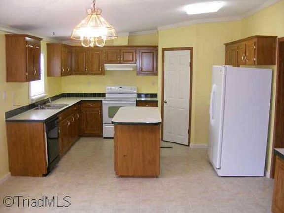 Kitchen w/ Center Island