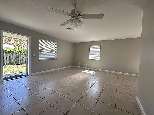 611 E Coast Ave #B — Photo 3