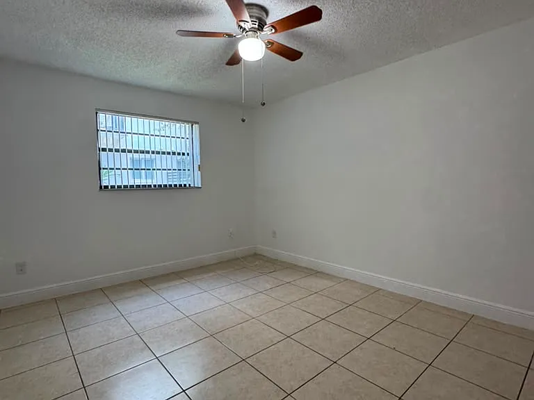 1130 W 37th St #1 — Photo 11