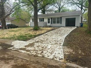 309 Manor Ln, Liberty, MO 64068
