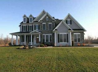 10 Summers Cir, Pittsford, NY 14534