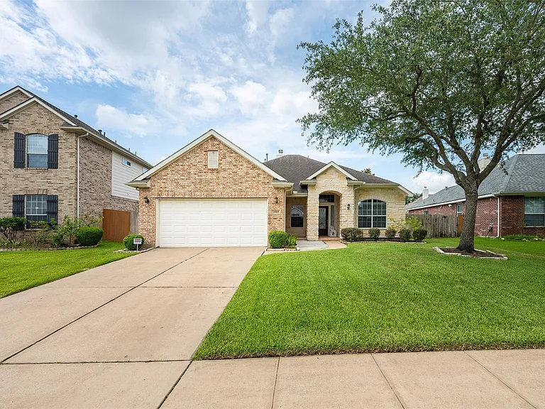 13815 Normandy Ct — Photo 1