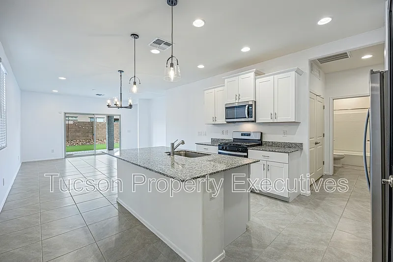 3 bed, 2.0 bath, 1327 sqft, $2,250 — Photo 3