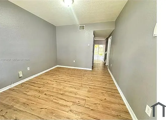 687 SW 10th St — Photo 4