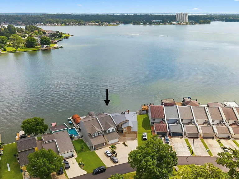 1208 Lake View Dr — Photo 2
