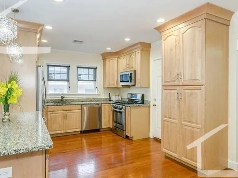 16 Eliot Cres — Photo 1