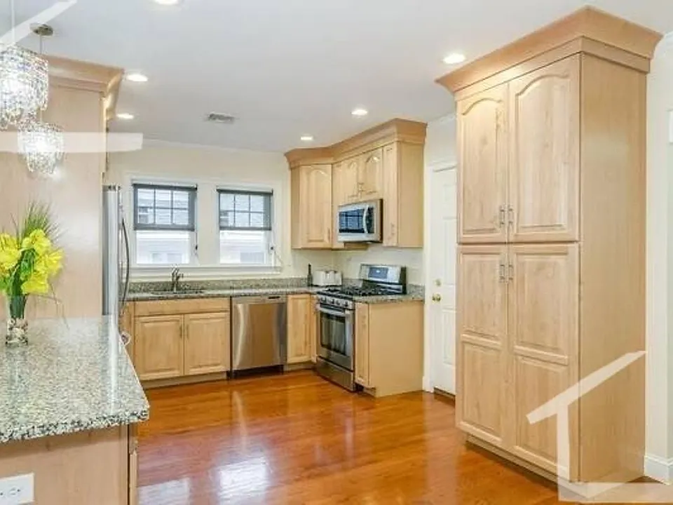 16 Eliot Cres #1A