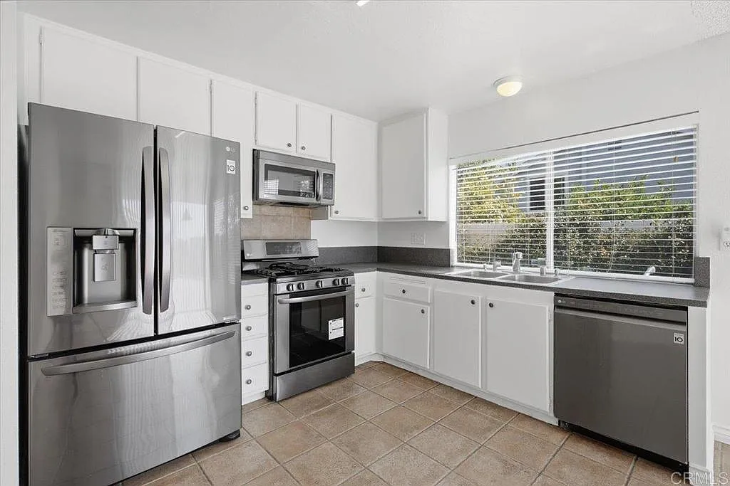 3 bed, 1068 sqft, $3,700 — Photo 4