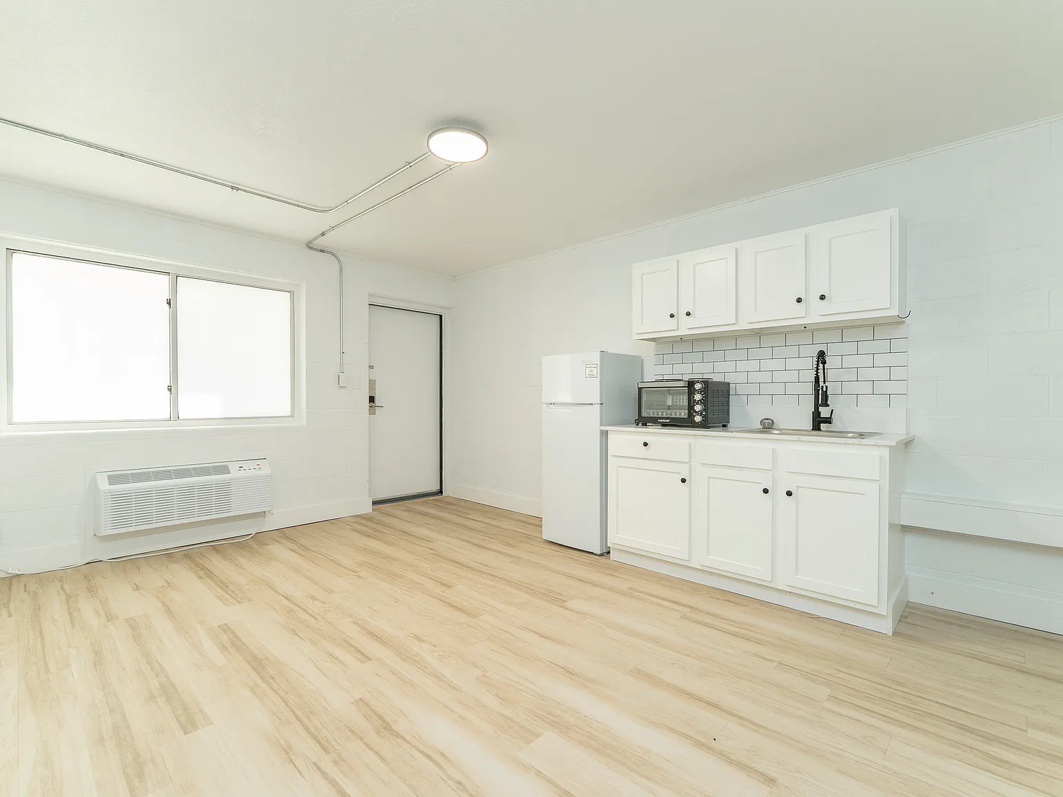 Studio, 300 sqft, $695 — Photo 4