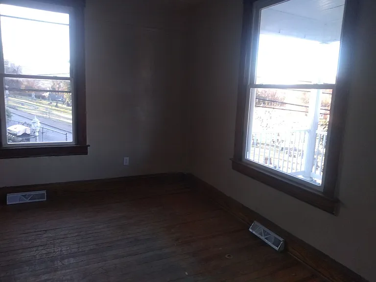 515 Lee Ave — Photo 17