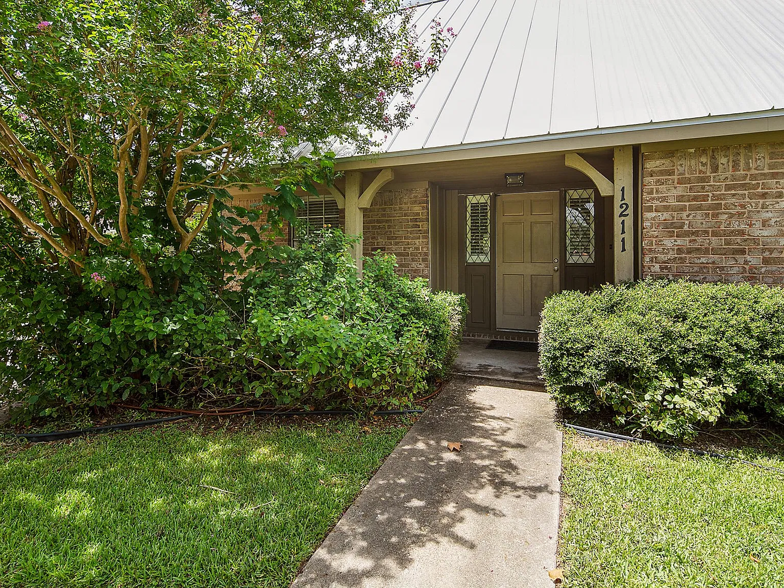 6 bed, 2294 sqft, $3,900 — Photo 3