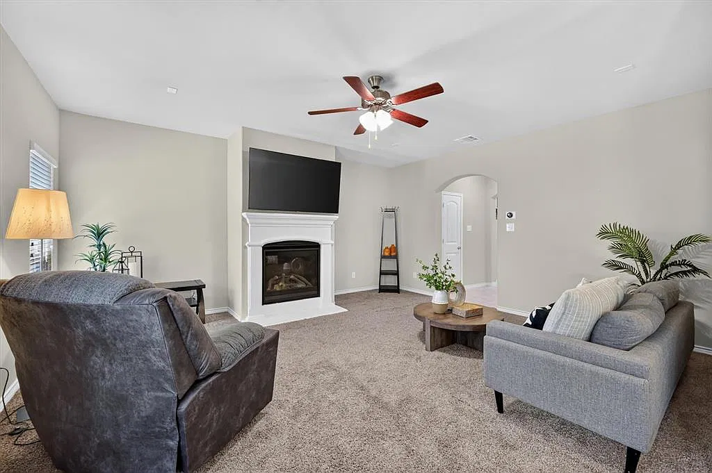 3 bed, 2.5 bath, 2025 sqft, $2,600 — Photo 4