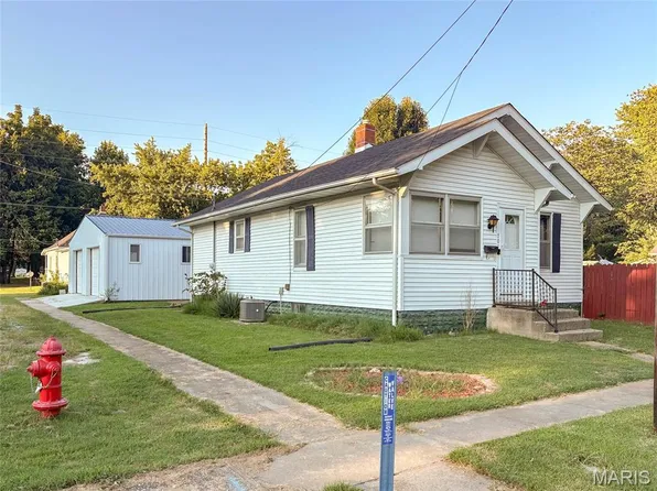 701 E Chestnut St, Gillespie, IL 62033