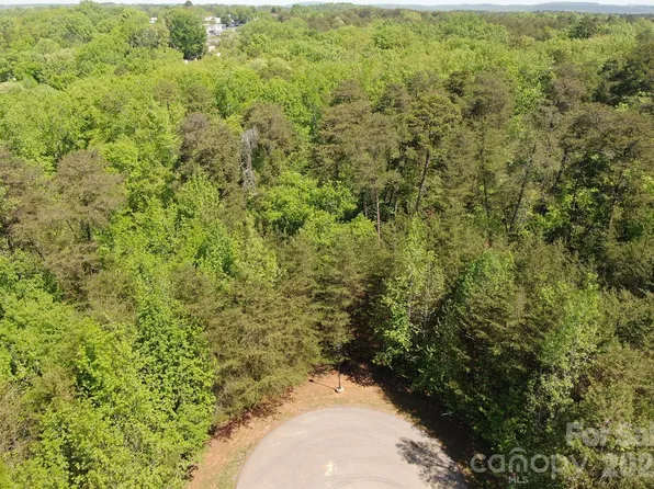 210 Kingfisher Ct, New London, NC 28127