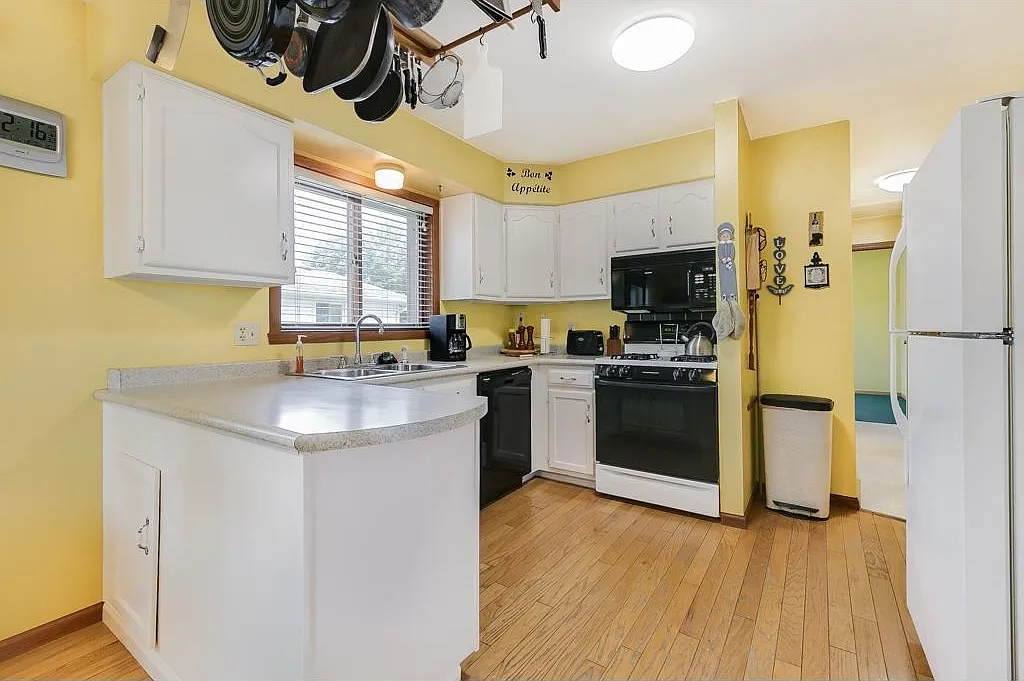 4 Bedroom Single Family Home — Photo 2