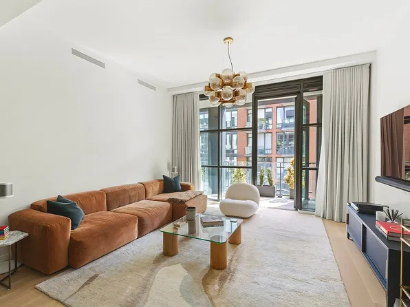 215 N 10th St #4B, Brooklyn, NY 11211