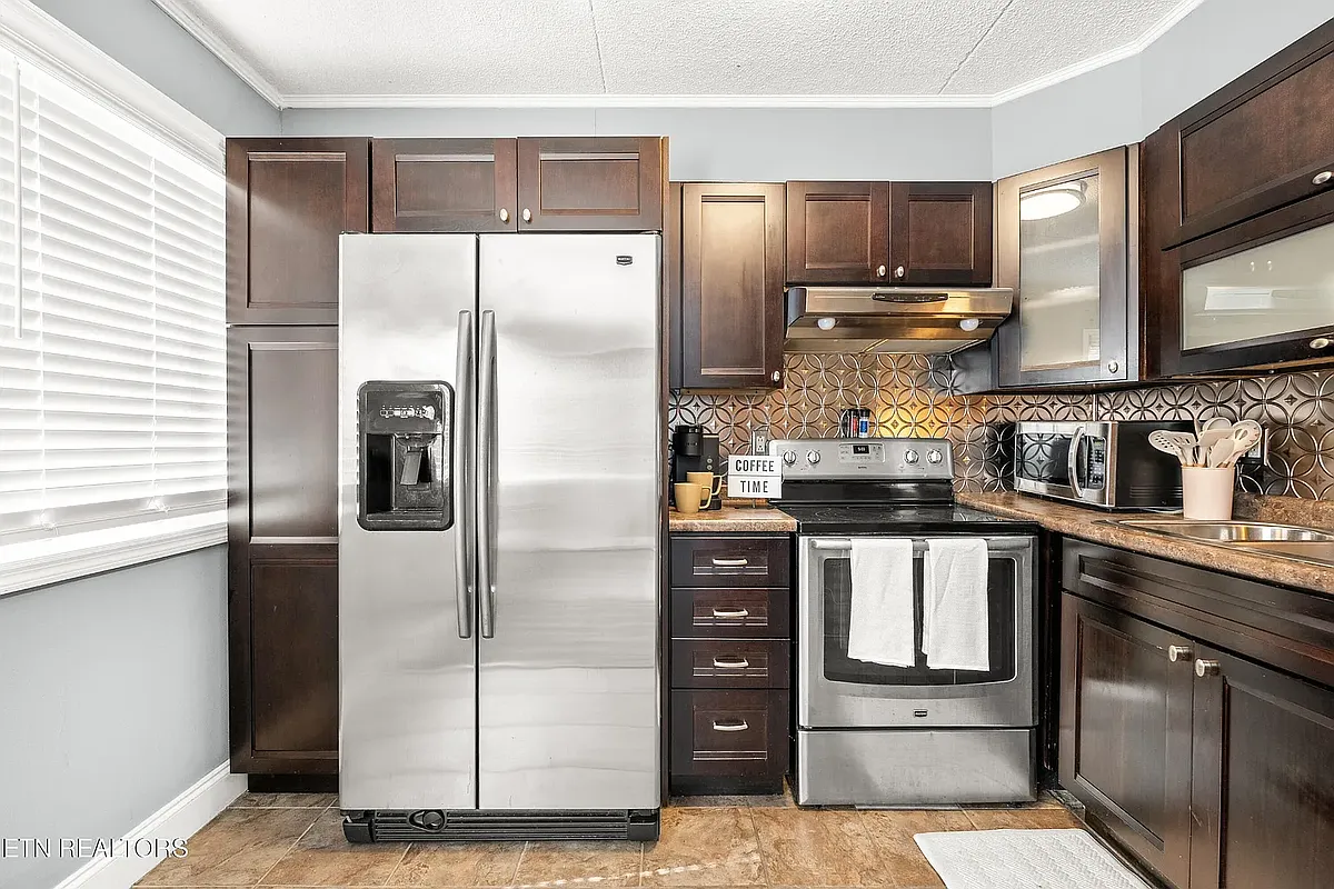 Kitchen: Newer Built-In Pantry, Cabinets and Cupboards. Range, Refrigerator, Dishwasher, Microwave, Keurig, Air Fryer, Toaster. - 2718 Painter Ave #B108
