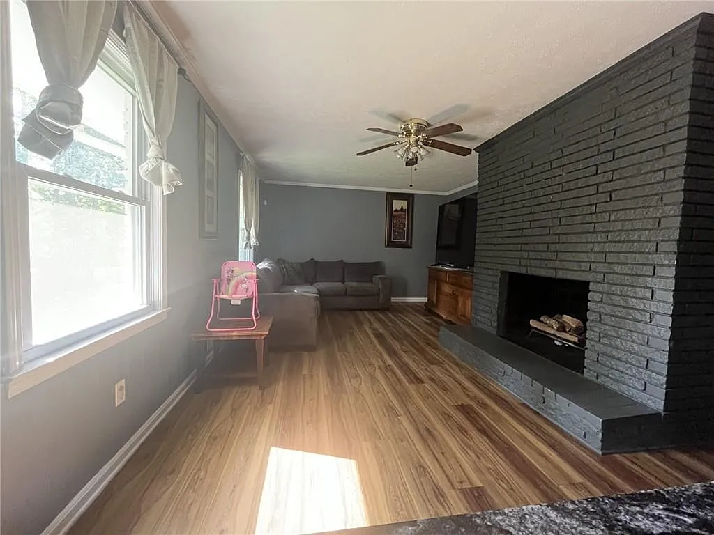 3 bed, 2.0 bath, 1992 sqft, $2,500 — Photo 2