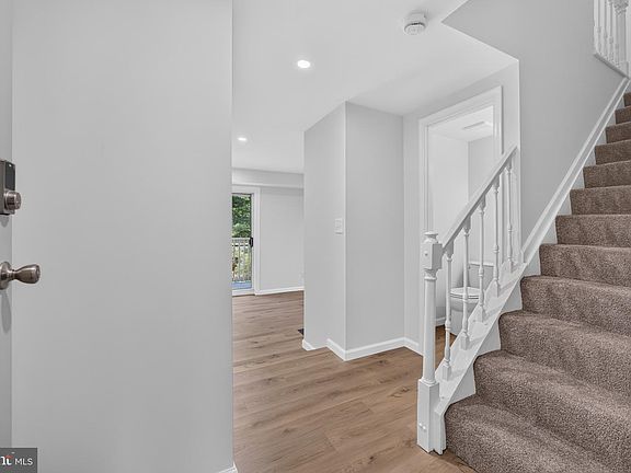 4th image of 612 Newbridge Ct #3