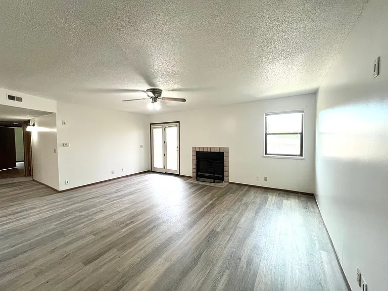 Oakridge Apartments — Photo 35