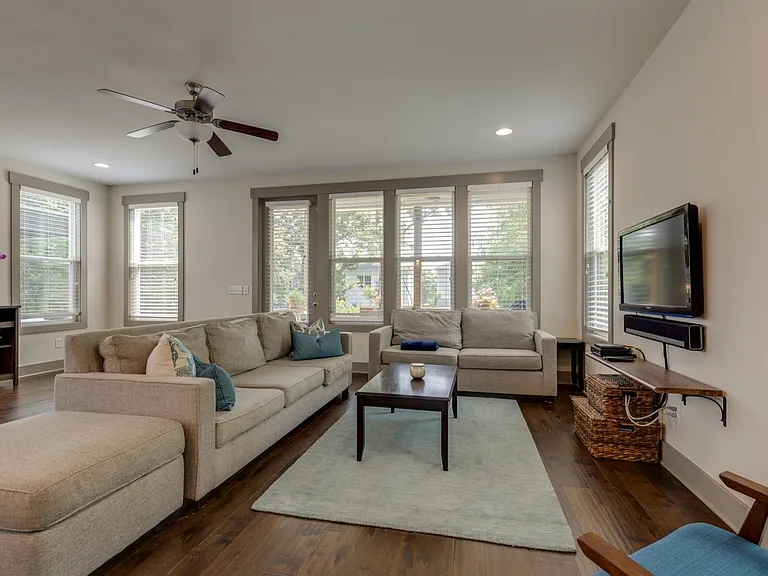 1813 Sherwood Ln — Photo 8