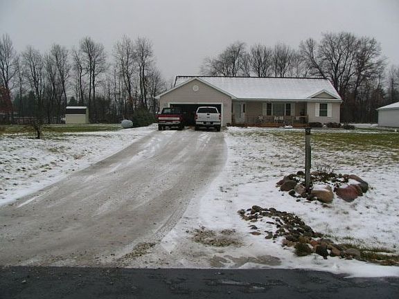 3 bed, 2 ba, pole barn, hot tub, 1 full acre.