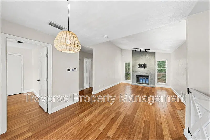 2 bed, 1.0 bath, 860 sqft, $1,195 — Photo 1
