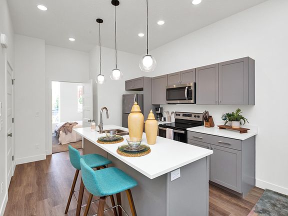 4th image of 866 W Emeril Ave