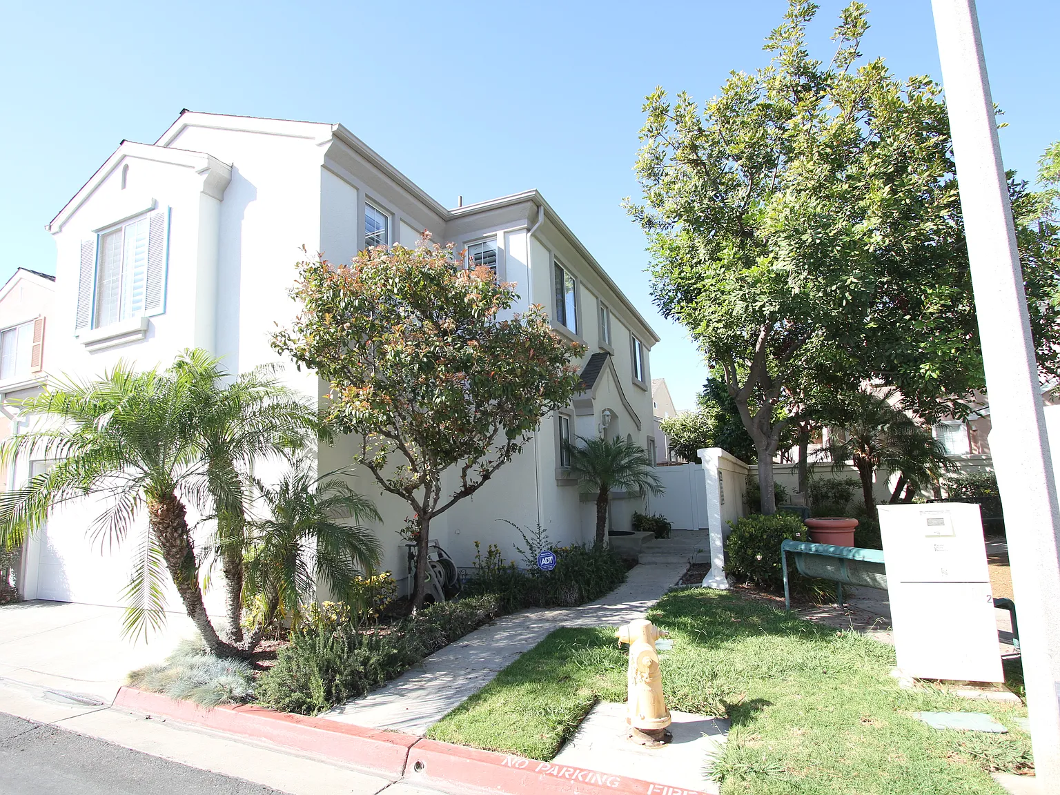 4 bed, 2.5 bath, 1625 sqft, $4,500 — Photo 2